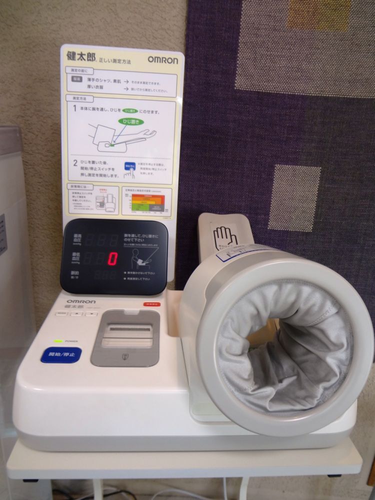 なかなみ泌尿器科　血圧計とミネラルウォーターサーバー