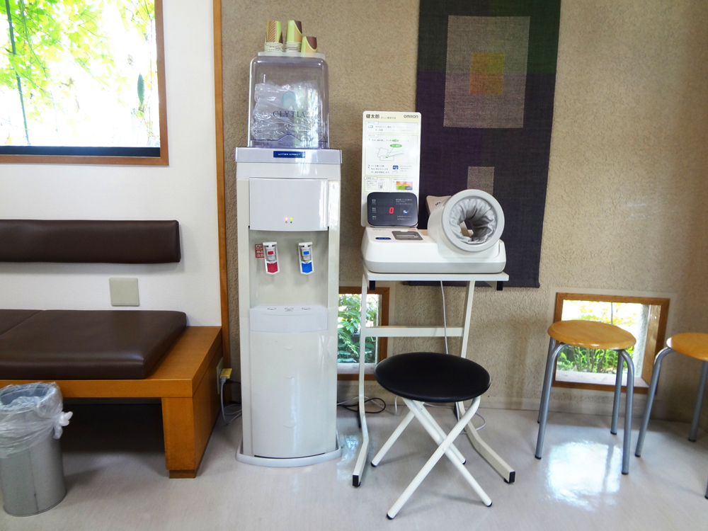 なかなみ泌尿器科　血圧計とミネラルウォーターサーバー